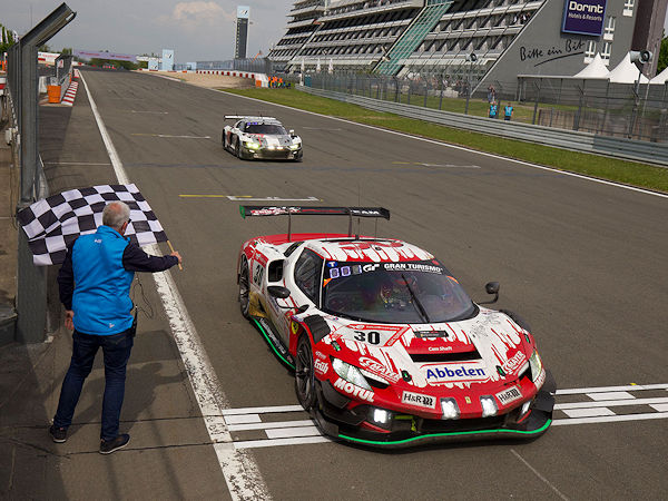 Nach 24 Stunden durch die „Grüne Hölle“ steuerte der Brite David Pittard den Ferrari 296 GT3 vom Team Frikadelli als Erster über die Ziellinie, das zugleich einen neuen Distanzrekord bei dem Langstreckenrennen aufstellte (Bild: ADAC)