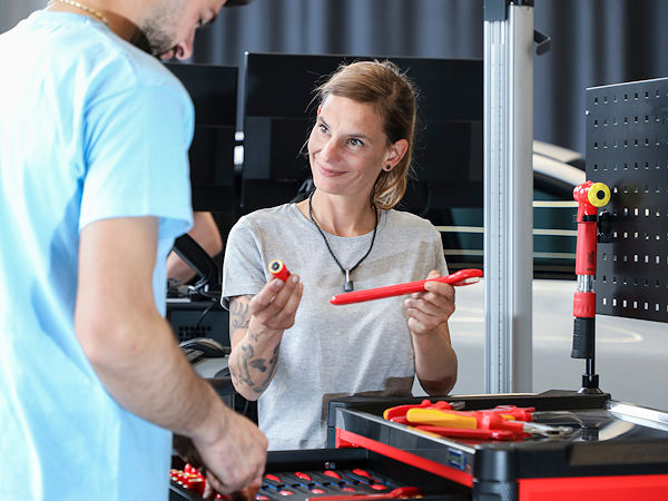 Teilnehmer, die es bis ins Finale der Expertentrophy 2023 schaffen, können nach bestandener Prüfung das Zertifikat als Fachkundiger für Arbeiten unter Spannung erhalten (Bild: ATR)