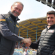 Besiegeln die Fortführung ihrer Partnerschaft rund um die Superbike-Weltmeisterschaft: Giorgio Barbier (links), bei Pirelli verantwortlich in Sachen Motorradrennsport, und Gregorio Lavilla, Executive Director für die Serie bei Dorna (Bild: Pirelli)