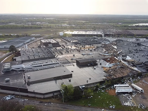 Während das angrenzende Lager seinen Betrieb Mitte April wieder aufnehmen konnte, soll die Produktion in dem zu Goodyear gehörenden Cooper-Reifenwerk in Tupelo/Mississippi erst Anfang Juni wieder anlaufen und im dritten Quartal dann weiter hochgefahren werden (Bild: YouTube/Screenshot Delta Drone)