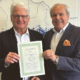 Roman Erny(links) und Alcar-CEO Alexander Riklin nach der Vertragsunterzeichnung (Bild: Alcar)