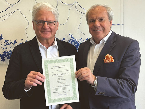 Roman Erny(links) und Alcar-CEO Alexander Riklin nach der Vertragsunterzeichnung (Bild: Alcar)