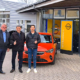 Vertragsabschluss bei Autohaus Eichhorn in Ebersberg (von links): Euromaster-Business-Consultant Michael Szymanski mit Inhaber Paul Eichhorn und seinem Sohn Korbinian Eichhorn, der für den Verkauf von Neu- und Gebrauchtwagen zuständig ist (Bild: Euromaster)