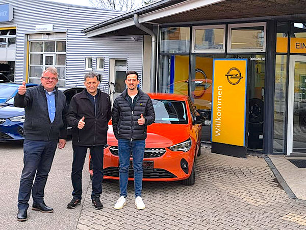 Vertragsabschluss bei Autohaus Eichhorn in Ebersberg (von links): Euromaster-Business-Consultant Michael Szymanski mit Inhaber Paul Eichhorn und seinem Sohn Korbinian Eichhorn, der für den Verkauf von Neu- und Gebrauchtwagen zuständig ist (Bild: Euromaster)