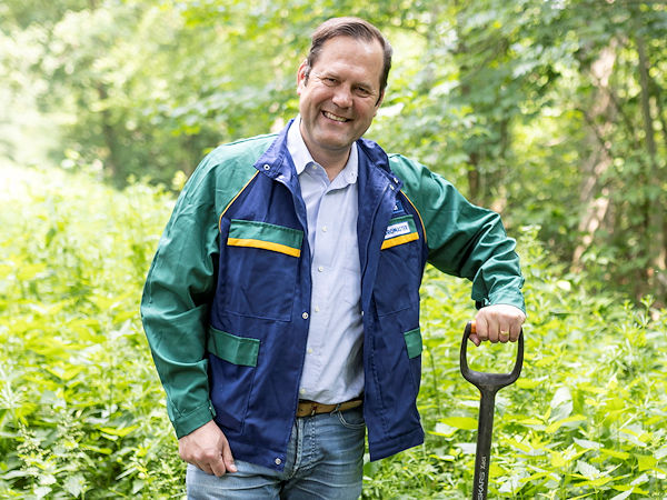 Dr. David Gabrysch, Geschäftsführer Euromaster Deutschland und Österreich, im Euromaster-Wald nahe Lüdenscheid: Das Waldstück forstet die Michelin-Kette gemeinsam mit ihren Mitarbeitern und Partnern auf (Bild: Euromaster)