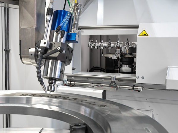 Mit dem „LGR-S“ genannten Modell bietet die Lang GmbH & Co. KG Reifenherstellern nach eigenen Worten eine Fräsmaschine an, die eine präzise, schnelle und flexible Gravur von bei der Vulkanisation zum Einsatz kommenden Seitenwandschalen ermöglicht (Bild: Lang GmbH & Co. KG)