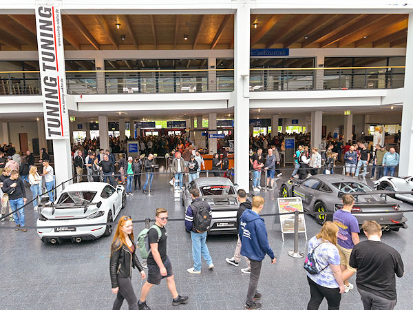 Veranstalteraussagen zufolge hat die diesjährige Tuning World Bodensee rund 95.600 Tuningfans auf das Messegelände in Friedrichshafen gelockt (Bild: Messe Friedrichshafen)