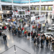 Pünktlich zum gestrigen Start der Messe, die noch bis einschließlich Sonntag ihre Pforten geöffnet hat, sollen die ersten Autofans massenweise in die Hallen geströmt sein (Bild: Messe Friedrichshafen)