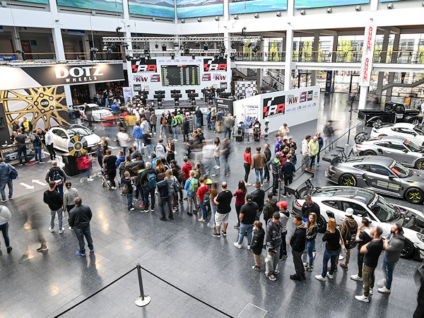 Pünktlich zum gestrigen Start der Messe, die noch bis einschließlich Sonntag ihre Pforten geöffnet hat, sollen die ersten Autofans massenweise in die Hallen geströmt sein (Bild: Messe Friedrichshafen)