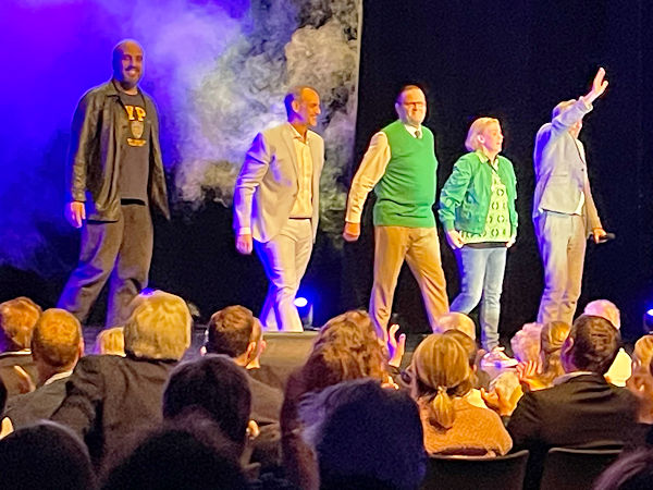 Beim nunmehr zwölften von Reifen Stiebling präsentierten Event in Herne sind die vier auftretenden Comedians (von links) Abdelkarim Zemhoute, Rene Steinberg, Hans-Hermann Thielke und Mirja Boes genauso wie Moderator Helmut Sanftenschneider mit ordentlich Applaus für ihre Darbietungen belohnt worden (Bild: Reifen Stiebling)