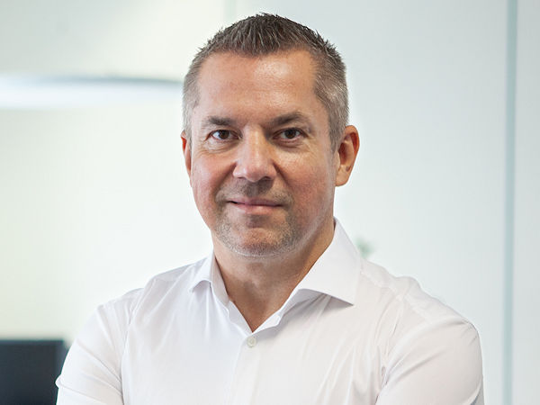 Durch eine direkte Tyre24-Anbindung als Vertriebskanal biete man mit den eigenen Fulfillment-Dienstleistungen Herstellern/Großhändlern einen – wie Alzura-CEO und -Gründer Michael Saitow sagt – „schnellen, kalkulierbaren und vor allem skalierbaren Einstieg in den automobilen E-Commerce” (Bild: Alzura AG)