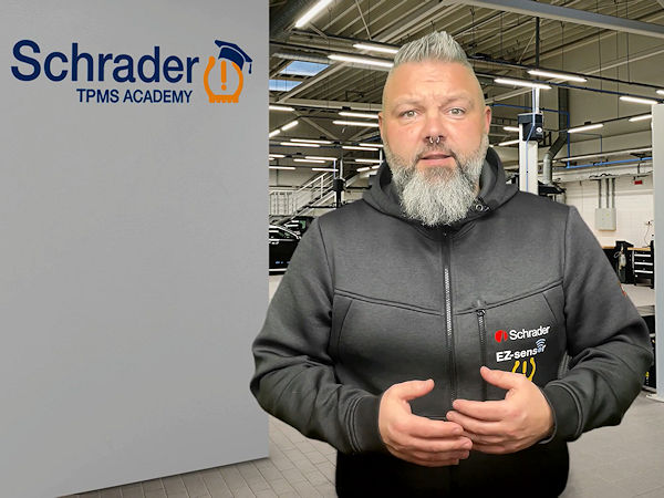 In einem rund zweieinhalbminütigen Erklärvideo geht Schrader auf den Unterschied zwischen dem Programmieren und dem Anlernen von RDKS-Sensoren ein (Bild: YouTube/Screenshot)