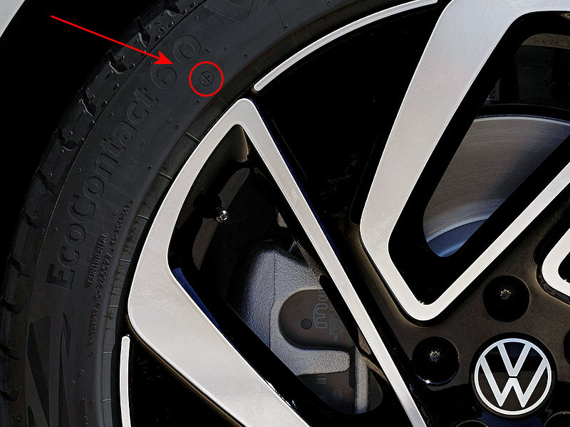 Der von VW als sein neues VW-Flaggschiff bezeichnete ID.7 ist auf Fotos mit Conti-Reifen des Typs „EcoContact 6 Q“ zu sehen, die als Erstausrüstungskennung ein kleines Plus auf der Seitenwand ziert (Bild: Volkswagen)