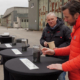 „Auto-Mobil“-Testchef Albert Königshausen (links) und Sendungsmoderator Andreas Jancke haben ermittelt, wie vier Gummi bei Reifen von Conti, Michelin und Pirelli nach 15.000 Kilometern im wahrsten Sinne des Wortes „auf der Strecke bleibt“ (Bild: Vox/Screenshot)
