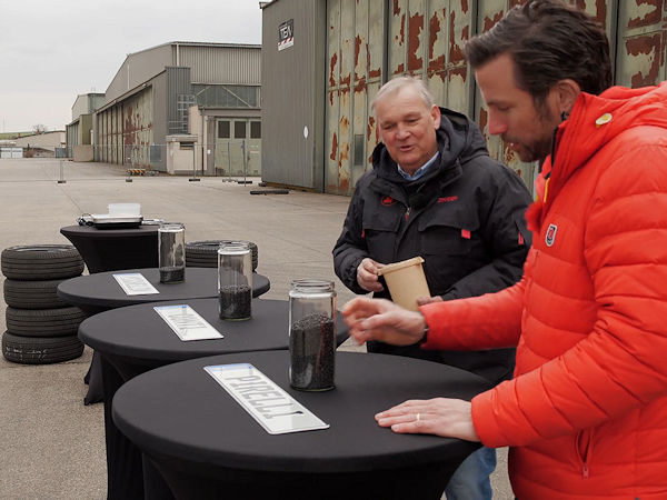 „Auto-Mobil“-Testchef Albert Königshausen (links) und Sendungsmoderator Andreas Jancke haben ermittelt, wie vier Gummi bei Reifen von Conti, Michelin und Pirelli nach 15.000 Kilometern im wahrsten Sinne des Wortes „auf der Strecke bleibt“ (Bild: Vox/Screenshot)