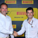 Sind sich in Sachen der Reifenausrüstung im Moto2- und Moto3-Klassement des Motorrad-Grand-Prix ab 2024 einig geworden: Giorgio Barbier (links), Motorcycle Racing Director bei Pirelli und Carlos Ezpeleta, Chief Sporting Officer bei Dorna Sports (Bild: Pirelli)