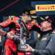 „Motorsport ist Teil unserer DNA“, sagt Pirellis Motorcycle Racing Director Giorgio Barbier (rechts), der hier zu sehen ist mit dem amtierenden Superbike-Weltmeister Álvaro Bautista (Bild: Pirelli)