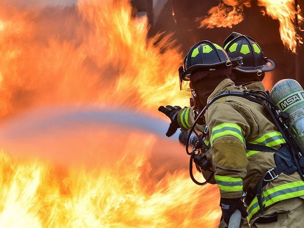 Insgesamt sollen mehr als 200 Einsatzkräfte bei dem Brand des Reifenlagers von einem Autohaus in Rothenburg ob der Tauber vor Ort gewesen sein, bei dem ein Sachschaden von geschätzt bis zu einer Million Euro entstanden sein soll (Symbolbild: Pexels/Pixabay)