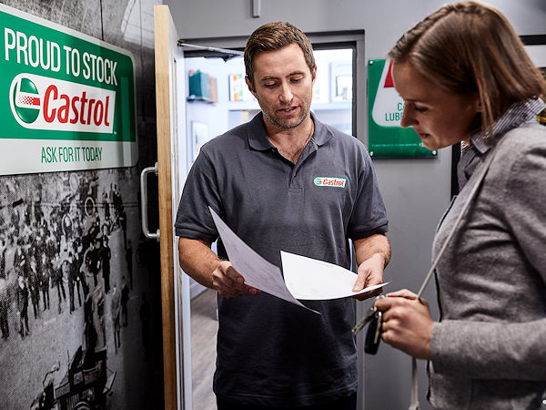 Die Ergebnisse der Umfrage unterstreichen laut Castrol nicht zuletzt potenzielle Bedenken der Autofahrer hinsichtlich der Wartungskosten und die Notwendigkeit, dass Werkstätten geplante Arbeiten erläutern (Bild: Castrol)