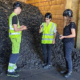 Maria Tellblom von Enviro Systems auf Werksführung mit Professor Martin Seemann und Nidia Diaz von der Chalmers Universität am Unternehmensstandort Åsensbruk (Bild: Enviro Systems)