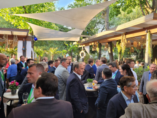 Gaeste im Garten Ballhaus klein