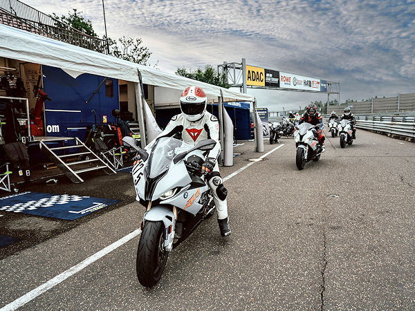 Zum 30-jährigen Jubiläum der Stahlgürteltechnologie verlost Metzeler drei Startplätze bei einem Perfektionstraining auf der Nordschleife mit Helmut Dähne als Instruktor (Bild: Metzeler)
