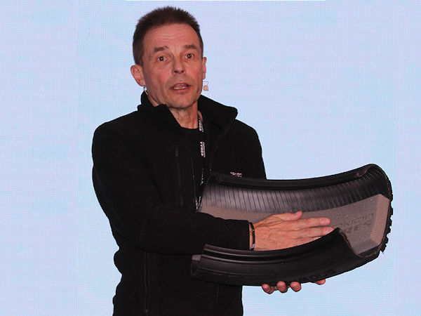 Abgesehen von Spikes oder dem „SilentDrive“-Geräuschdämmungsschaum findet die Reifenfertigung bei dem Hersteller wie bei anderen auch „unter einem Dach“ statt, was laut Matti Morri, Technical Customer Service Manager bei Nokian Tyres, „hervorragende Qualität gewährleistet“ (Bild: NRZ/Christian Marx)