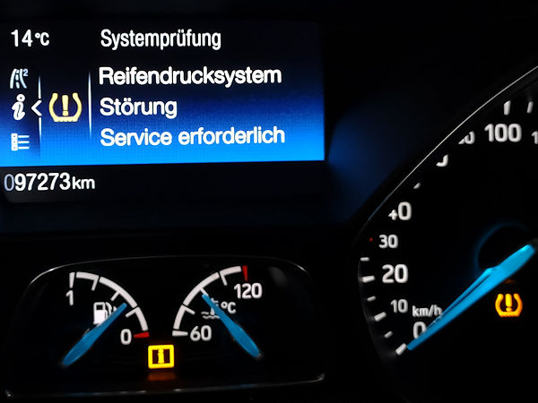 Nein, hier hat kein Reifen des betreffenden Fahrzeuges Luft verloren, sondern der mit einem indirekten RDKS ausgestattete Wagen war kurz zuvor zum saisonalen Räderwechsel in einem Fachbetrieb bzw. einer Werkstatt, die das Wort „Meister“ ihrer Bezeichnung voranstellt (Bild: NRZ/Christian Marx)