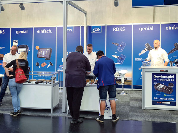 Laut RTS ist die Verlosung zweier RDKS Programmier- und -Diagnosegeräte vom Typ „Sensor AID 4.0“ am eigenen Stand auf reges Interesse gestoßen genauso wie RDKS für Pkw und Lkw oder der Themenkomplex Service und Support in Sachen Reifendruckkontrollsysteme (Bild: RTS)