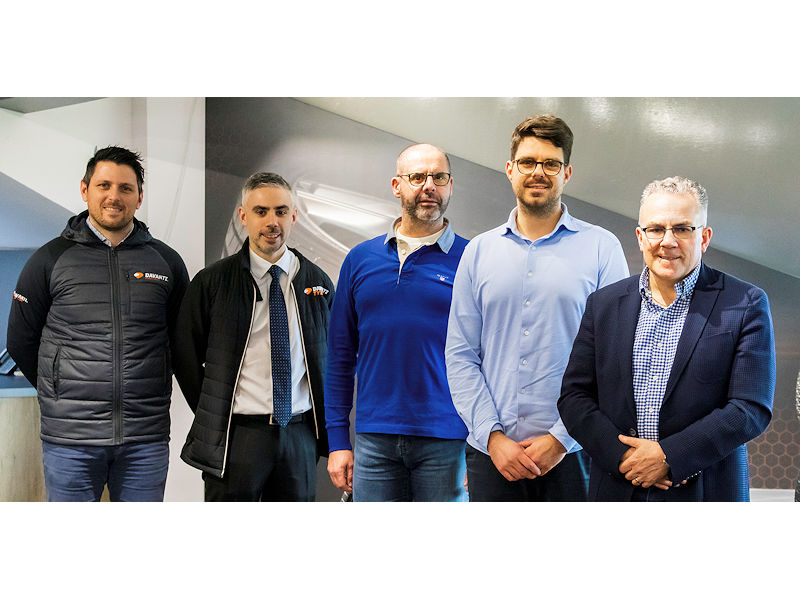 Für den Markteintritt hierzulande hat man sich bei Davanti Tyres für den Reifenvertrieb Seng als Partner entschieden (von links): Danijel Tomasic und Peter Cross von Davanti mit Markus Hartmann und Franz Bell von dem deutschen Großhändler sowie Larry Cross als Vertreter der Oak-Tyres-Eignerfamilie, die damit auch hinter der Eigenmarke des britischen Anbieters steht (Bild: Reifenvertrieb Seng)