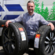 Marc Straub mit dem im UHP-Segment verorteten Pkw-Profil „Toprun M300 AS Sport“ (links) und dem für Transporter/Llkw gedachten „Van Pole W3“ der Marke Momo Tires, die der Großhändler Reifen Straub seit Herbst 2020 in Deutschland und Österreich exklusiv vertreibt (Bild: PS-Group/Bernhard Schoke)
