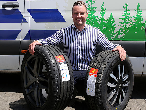 Marc Straub mit dem im UHP-Segment verorteten Pkw-Profil „Toprun M300 AS Sport“ (links) und dem für Transporter/Llkw gedachten „Van Pole W3“ der Marke Momo Tires, die der Großhändler Reifen Straub seit Herbst 2020 in Deutschland und Österreich exklusiv vertreibt (Bild: PS-Group/Bernhard Schoke)