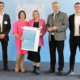 Als eines von sechs Unternehmen zählt der Werkstattausrüster ATH-Hein zu den diesjährigen „Digitalen Champions im bayerischen Handel“ (von links): Ibi-Consultant Stefan Plötz mit Corinna und Anja Heinl sowie Roland Weigert – Staatssekretär im Bayerischen Staatsministerium für Wirtschaft, Landesentwicklung und Energie – und Max Röthlein, ebenfalls Consultant bei der Ibi Research an der Universität Regensburg GmbH (Bild: ATH-Heinl/Stefan Obermeier)