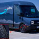 Wie im nordamerikanischen Markt, wo bereits mehr als 3.000 dieser E-Vans unterwegs sein sollen, rollen die Rivian-Elektrotransporter, die Amazon auf europäische/deutsche Straßen bringen will, ganz offensichtlich auch auf Conti-Reifen, wobei die Wahl für hiesige Regionen augenscheinlich auf das Ganzjahresprofil „VanContact 4Season“ gefallen ist (Bild: Amazon)