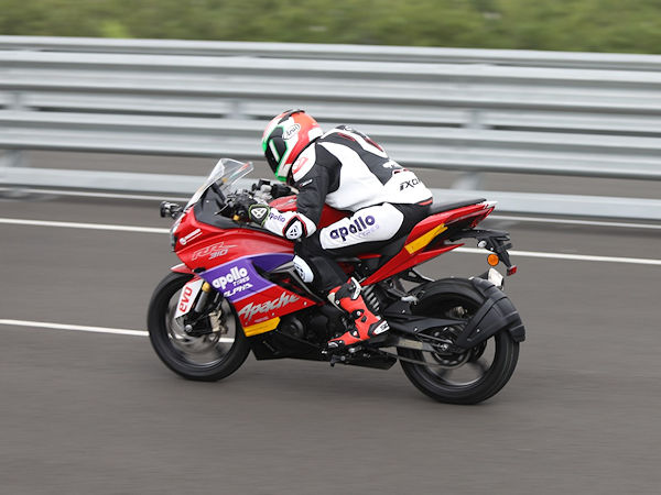 Die beinahe 3.658 Kilometer, die mit einer Maschine vom Typ TVS Apache RR 310 auf den Apollo-Motorradreifen „Alpha H1” in 24 Stunden zurückgelegt wurden, entsprechen einem neuen indischen Rekord – der bisherige nationale Bestwert hatte bei 3.141 Kilometern gelegen (Bild: Apollo Tyres)