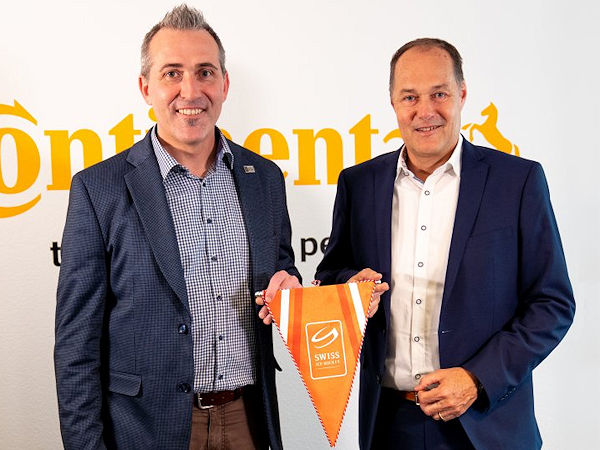 Besiegeln die Partnerschaft beider Seiten: Marco Baumann (links), Director Marketing & Sponsoring bei der Swiss Ice Hockey Federation, und Daniel Freund, Managing Director Continental Suisse SA (Bild: Continental)