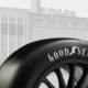 Anlässlich seines 125-Jährigen hat Goodyear bis dato unter anderem mit historischem Firmenlogo versehene Rennreifen mit zu Motorsportevents gebracht – zudem sind für den Herbst wohl Feierlichkeiten in den deutschen Werken des Konzerns geplant, was der IGBCE angesichts der angekündigten Stellenstreichungen in Fulda sauer aufstößt (Bilder: Goodyear)