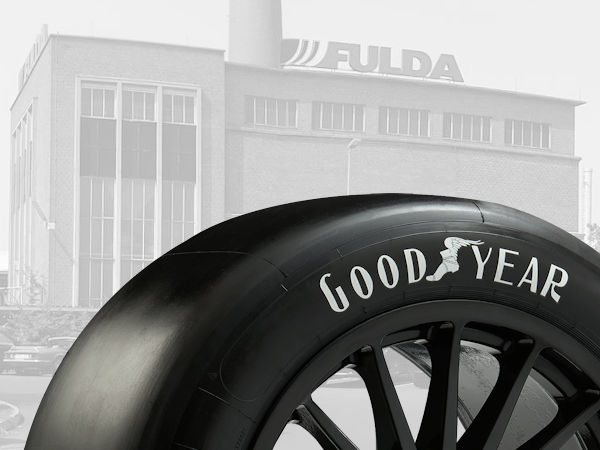 Anlässlich seines 125-Jährigen hat Goodyear bis dato unter anderem mit historischem Firmenlogo versehene Rennreifen mit zu Motorsportevents gebracht – zudem sind für den Herbst wohl Feierlichkeiten in den deutschen Werken des Konzerns geplant, was der IGBCE angesichts der angekündigten Stellenstreichungen in Fulda sauer aufstößt (Bilder: Goodyear)