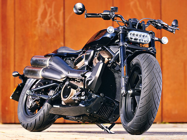 Insgesamt soll der „Cruisetec“ mittlerweile in 16 Vorder- und 18 Hinterradgrößen verfügbar sein, inklusive zweier neuer Dimensionen speziell für die Harley-Davidson Sportster S (Bild: Metzeler)