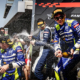 Zwar nicht mehr auf zwei, dafür jetzt aber auf vier Rädern: Als Motorsportler durch und durch hat Valentino Rossi (ganz rechts) offenbar noch lange nicht genug vom Renngeschehen (Bild: Pirelli)