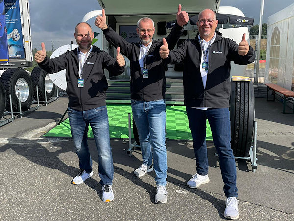 Prinx Chengshan – in der Mitte Vertriebsleiter Peter Kraus – und die Küke Vertriebsgesellschaft laden während des Truck-Grand-Prix Fuhrparkmanager und Reifenhändler zum Austausch ein (Bild: Prinx Chengshan)