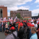 Rund 1.000 Teilnehmer sind gestern vor dem Goodyear-Reifenwerk in Fulda zusammengekommen, um ihrem Unmut zum Ausdruck zu bringen über den von dem Reifenhersteller angekündigten dortigen Stellenabbau (Bild: YouTube/Osthessen-News/Screenshot)