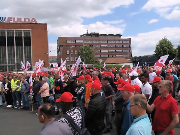 Rund 1.000 Teilnehmer sind gestern vor dem Goodyear-Reifenwerk in Fulda zusammengekommen, um ihrem Unmut zum Ausdruck zu bringen über den von dem Reifenhersteller angekündigten dortigen Stellenabbau (Bild: YouTube/Osthessen-News/Screenshot)