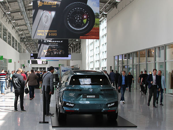 Diente bei der 2022er-Ausgabe der „Tire Cologne“ der zentrale und die einzelnen Ausstellungshallen verbindende Messeboulevard als sogenannter Boulevard of Sustainability, will die Koelnmesse GmbH die Themen Altreifen, Runderneuerung und Recycling bei der nächsten Veranstaltung 2024 nunmehr in einem zentral positionierten Bereich in Halle 7 bündeln (Bild: NRZ/Christian Marx)