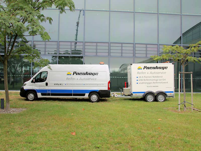 Pneuhage Servicemobil vor Messe Karlsruhe tb