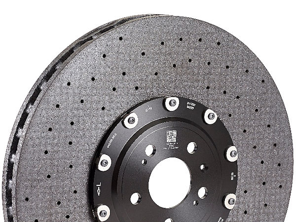 Laut dem 2009 von Brembo und SGL Carbon geschlossenen Joint Venture BSCCB stellen insbesondere Automobilhersteller aus dem Premium- und Luxussegment hohe Anforderungen an die Bremsleistung ihrer Fahrzeuge, was die Nachfrage nach den Carbon-Keramik-Bremsscheiben des Anbieters steigen lässt (Bild: BSCCB)