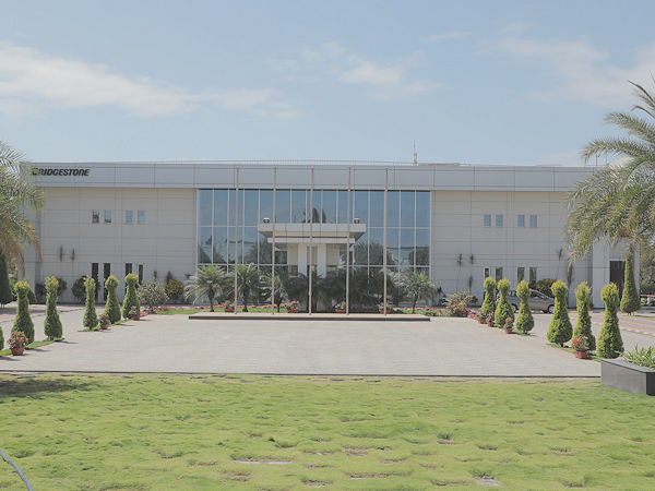 Das Bridgestone-Reifenwerk in Chakan (Pune/Indien) ist das weltweit erste des Herstellers, das nach dem internationalen Standard PAS 2060:2014 als klimaneutral zertifiziert worden ist (Bild: Bridgestone)