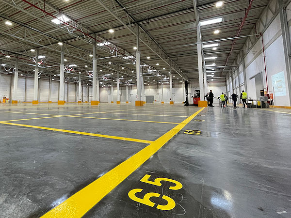 Drohten Contis Distributionszentrum für Lkw-Reifen in Hannover-Stöcken vor ein paar Jahren noch Abriss und Umzug, hat das Unternehmen stattdessen eine Runderneuerung des Verteilerzentrums in Angriff genommen und unlängst den ersten Abschnitt des bis 2025 terminierten Um-/Ausbauprojektes fertiggestellt (Bild: Continental)