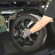 Wer für einen sicheren Transport seiner (Winter-)Räder zur Werkstatt nicht genug Stauraum im eigenen Auto hat, dem empfiehlt Dekra vielleicht doch besser das Angebot zur Einlagerung in einem Kfz-Betrieb zu nutzen (Bild: Dekra)