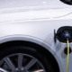 Einer Apollo-Umfrage zufolge ist eine Mehrheit der Besitzer von Elektrofahrzeugen bereit, für sogenannte EV-Reifen – das Kürzel steht für Electric Vehicle – tiefer in die Tasche zu greifen (Bild: Pexels/Rathaphon Nanthapreecha)